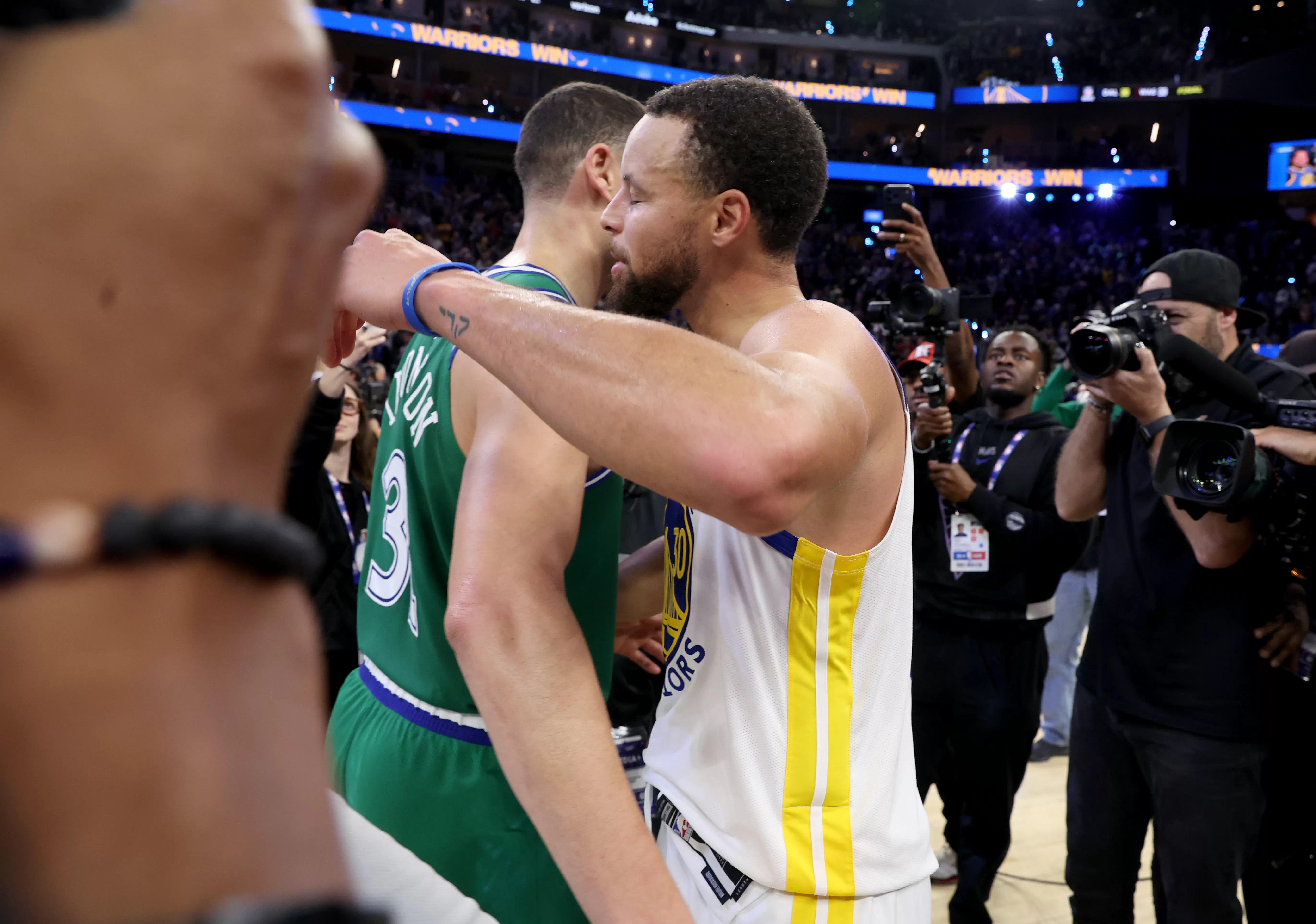 Klay Thompson’s return overshadowed in Warriors’ Christmas win over Mavericks