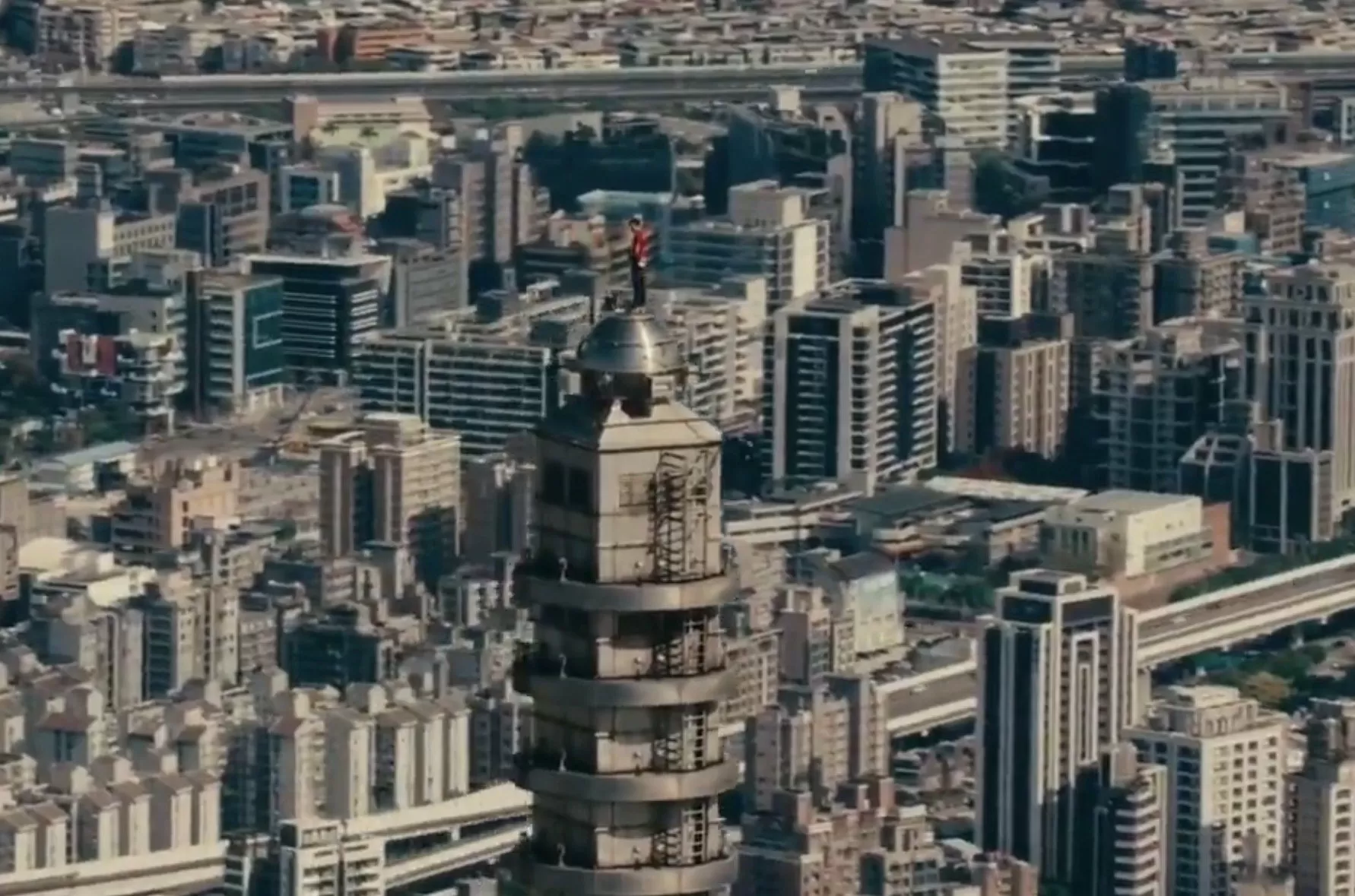 American Successfully Climbs Taiwan’s 508 Meter Skyscraper in Staggering Ropeless Ascent (VIDEO)