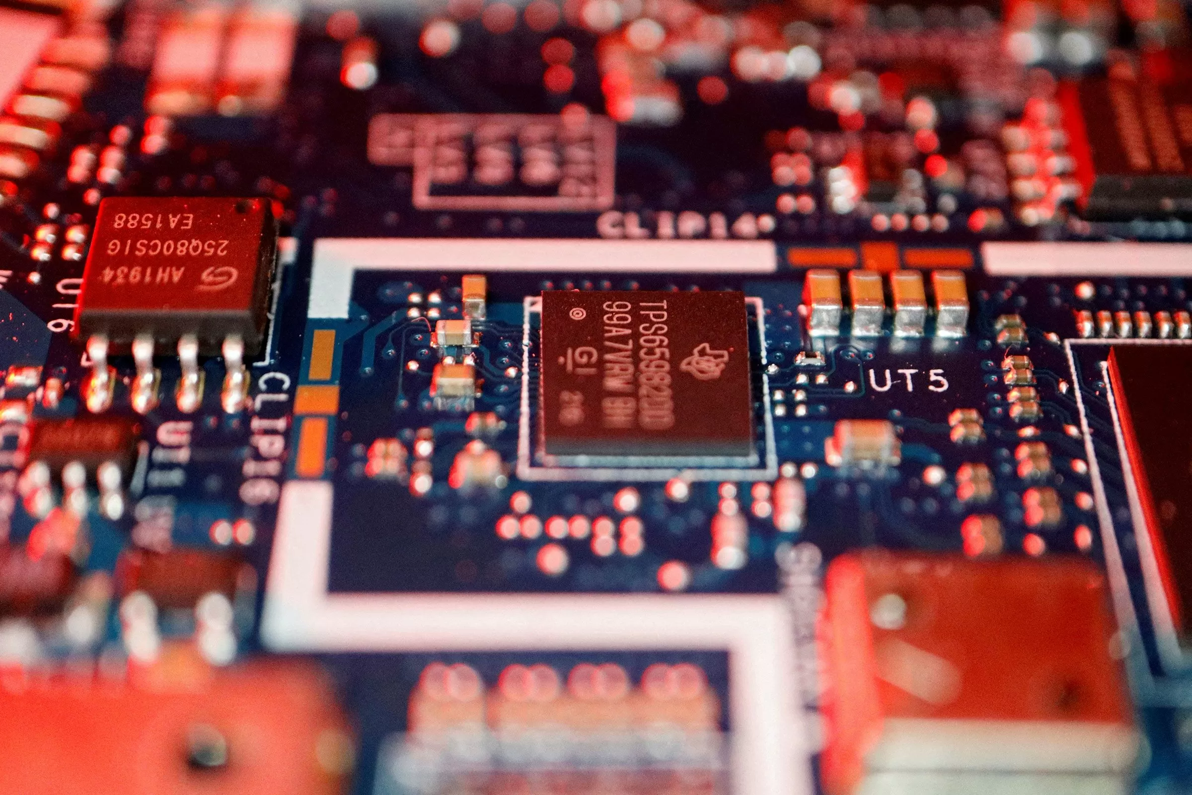 Trump enacts 25% tariff on chips — with a caveat