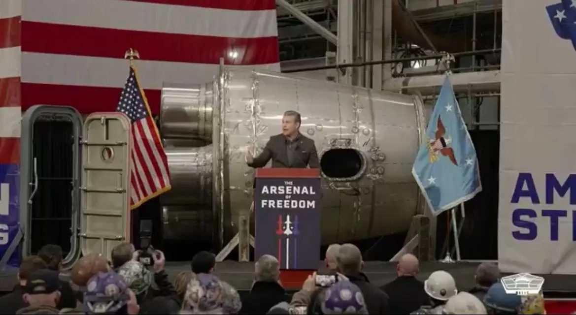 “No More Dudes in Dresses!” – Crowd at Bath Iron Works Shipyard Goes Wild as Hegseth Delivers High Energy Speech (VIDEO)