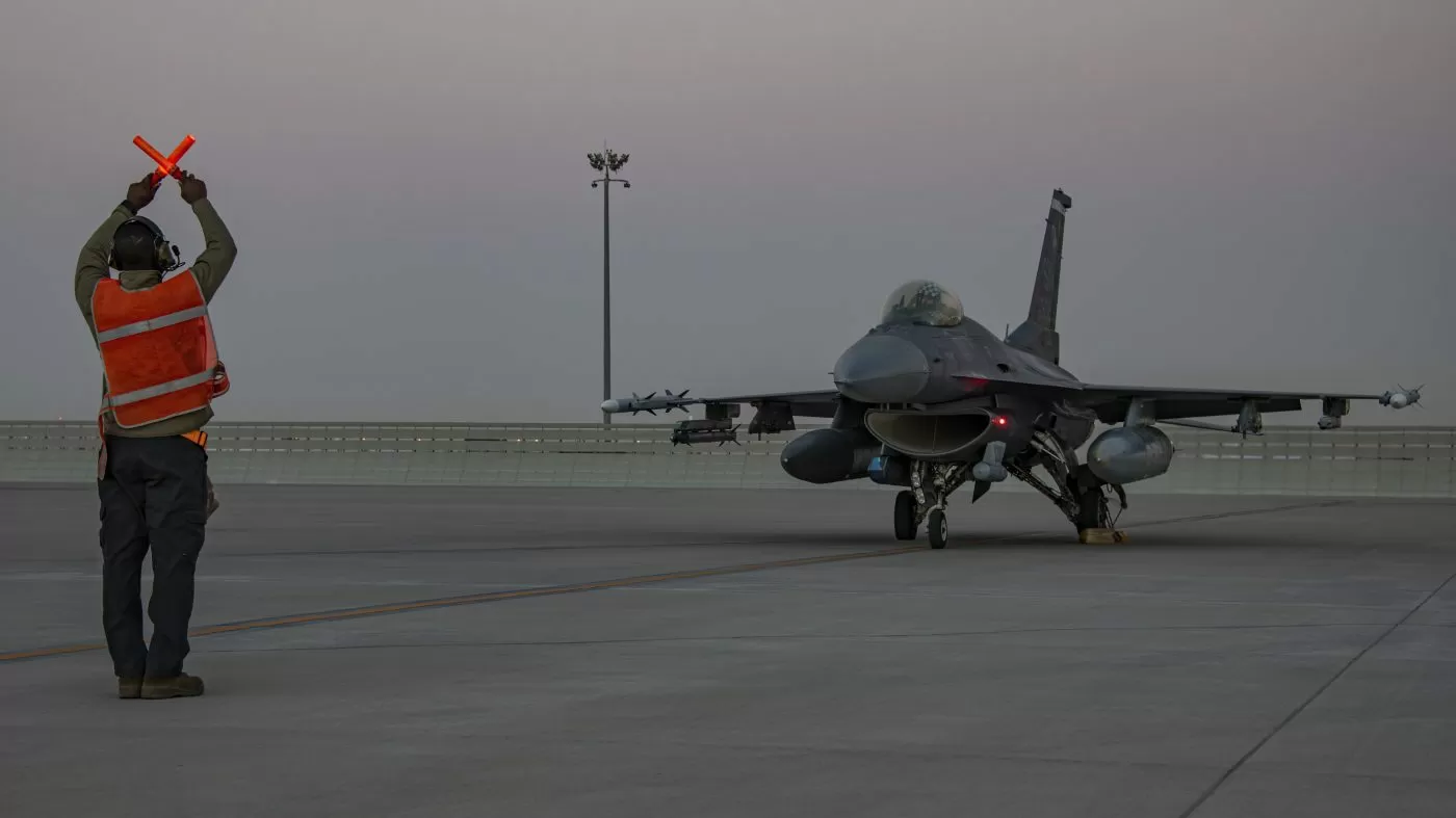 5 hurt when US military plane hits barrier on takeoff in Philippines