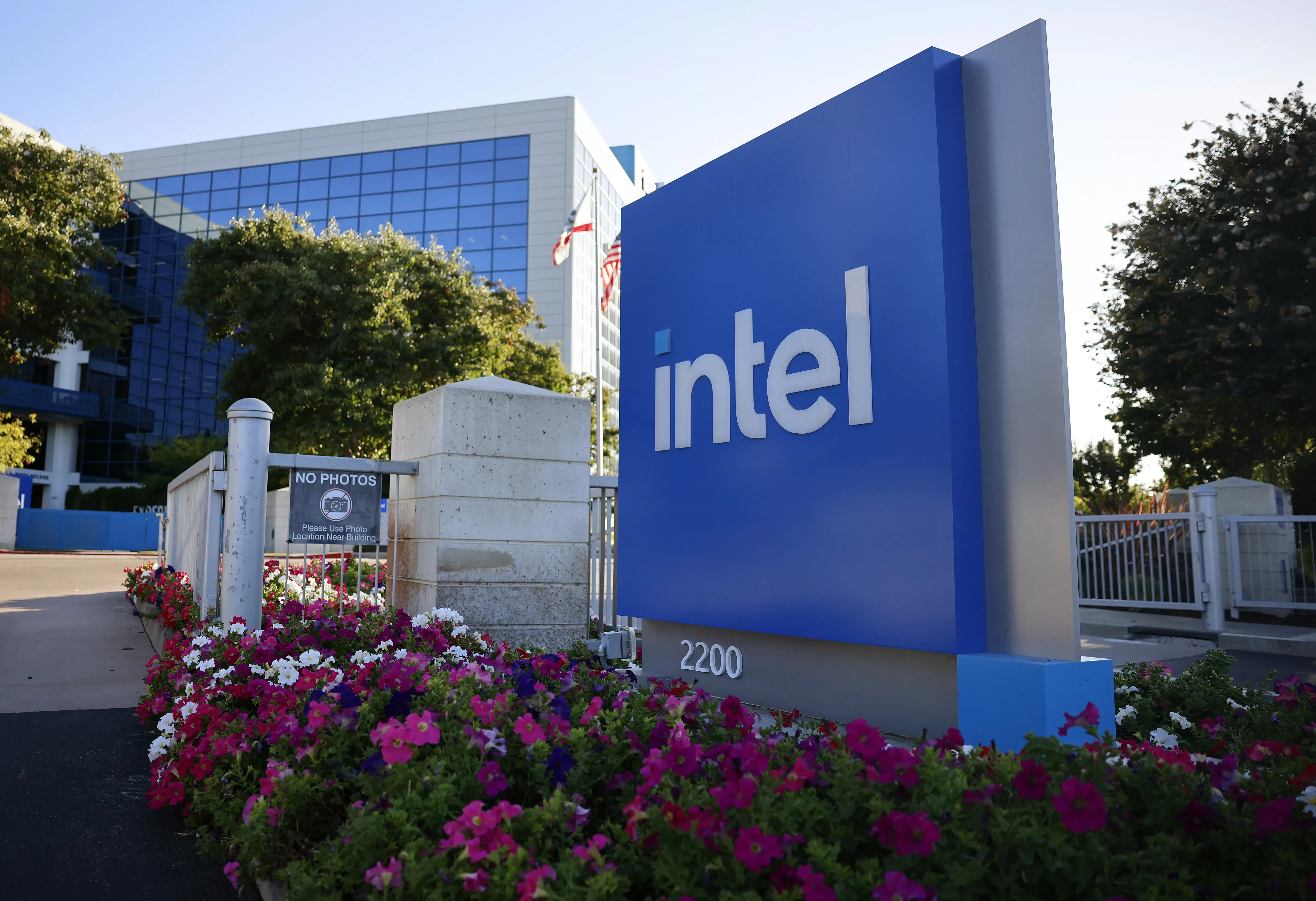 US senators press Intel over ties to firm with sanctioned units