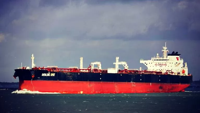 Greek-Operated Oil Tanker Defied Iranian Threats and Crossed the Strait of Hormuz Carrying a Million Barrels of Saudi Crude Oil