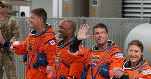 Artemis II Astronauts Encounter Microsoft Outlook Glitch During Trip to Moon