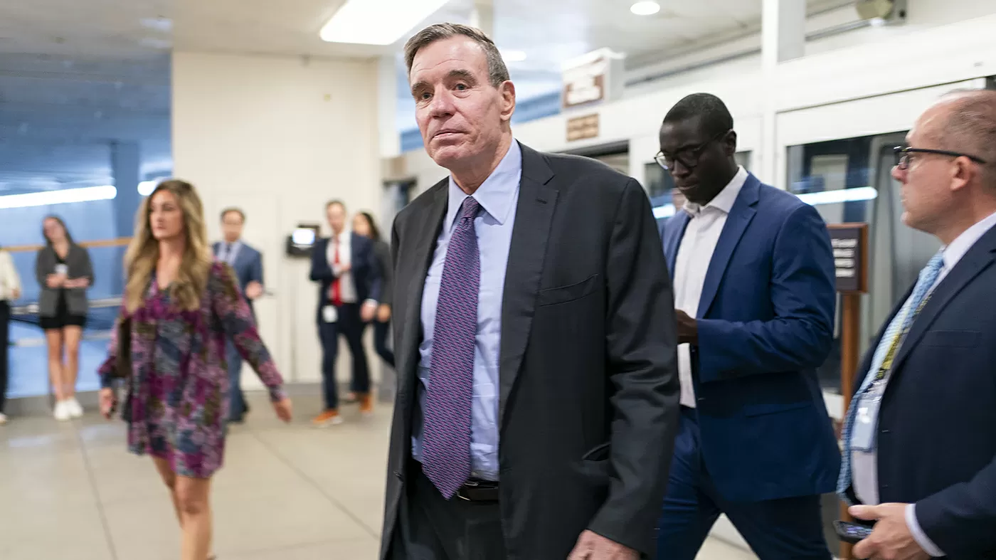 Warner on US blockade in Strait of Hormuz: 'I don't get that logic'