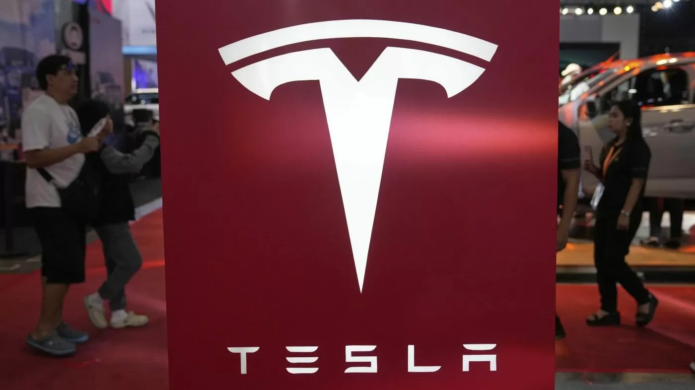 Regulator closes investigation into Tesla 'actually smart summon' feature